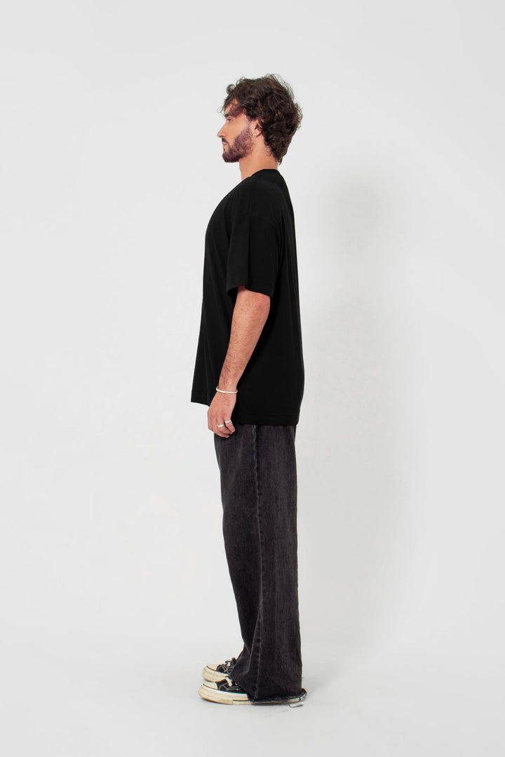 Camiseta Oversized Básica - Light in Chaos - Preta - Urban Scars